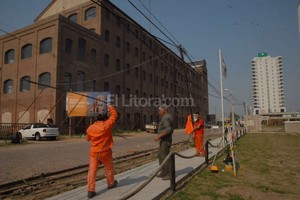 Flavio Raina Transformación. Las obras en este tramo de calle Primero de Enero con pavimento articulado, vereda, iluminación y un badén es la primera etapa de un plan de obras que contempla la transformación del dique.