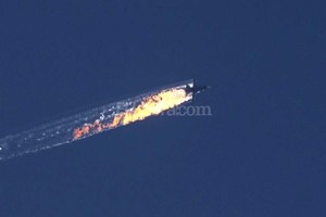 ELLITORAL_140025 |  EFE Captura de video que muestra un avión que deja una estela de fuego a medida que cae tras ser derribado cerca de la frontera entre Siria y Turquía.