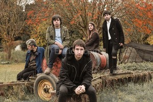 Gentileza Producción Viva Elástico lanzó recientemente su single adelanto de su tercer LP, con las canciones Oh viernes y La vida entera .