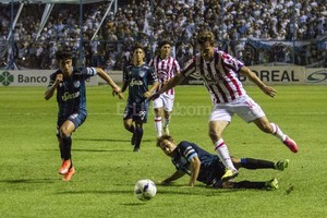 ELLITORAL_165557 |  Télam Bruno Pittón se lleva el balón.