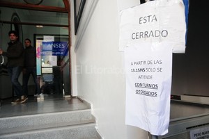 Flavio Raina En San Martín 2533. Desde hace varios días, los santafesinos que llegan espontáneamente a la sede de Anses de la peatonal San Martín, se van sin ser atendidos. Sólo se reciben consultas con turno previo.