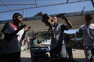 Mauricio Garín Oficio. Gente de la cooperativa Teko mostraba a los estudiantes cómo fabricar bloques de tierra comprimida para la construcción.