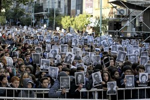 ELLITORAL_128944 |  EFE Cientos de personas participaron el último viernes en el homenaje a las víctimas del atentado contra la asociación judía ocurrido hace 21 años.
