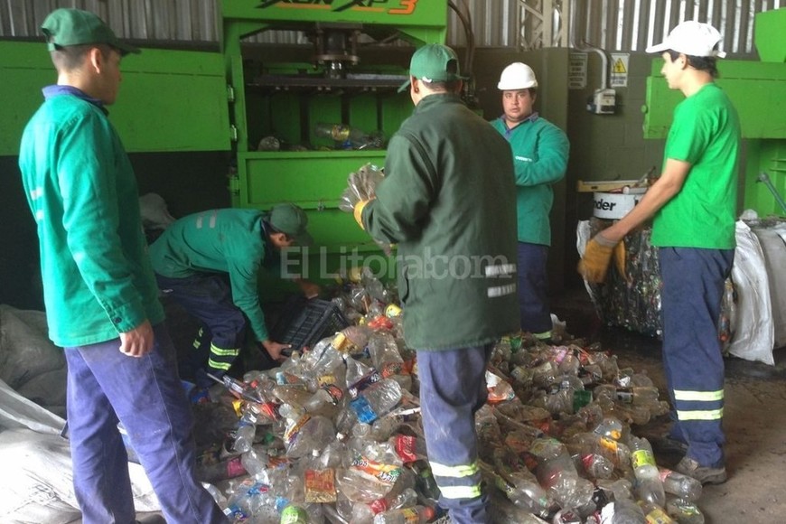 ELLITORAL_167610 |  El Litoral Separados. Una de las primeras labores que se cumplen en la planta de Cotreco es la separación de los materiales que tienen un valor comercial, como el plástico, el cartón o los metales. Con un porcentaje de lo producido por la venta de estos insumos, la empresa, a modo de incentivo económico, abona un bono especial a los empleados que hacen esta tarea.