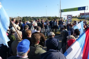 ELLITORAL_127512 |  Juan Manuel Fernández Signo. El mayor problema de los chacareros es la pérdida de rentabilidad de sus productos; y lo manifestaron derramando soja sobre el asfalto