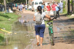 ELLITORAL_142095 |  Flavio Raina Al mediodía eran 49 los evacuados en el barrio costero. El río creció más de 40 centímetros desde el lunes y se ubicó a 3 del nivel de alerta, que es 5.30 metros.