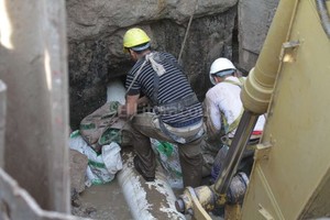 ELLITORAL_130461 |  Guillermo Di Salvatore A las 2 am, los operarios de Assa completaron el reemplazo del caño de 6 metros de longitud. Esta mañana sellaban los extremos de la nueva cañería.