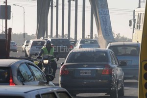 ELLITORAL_156557 |  Archivo El Litoral En los horarios pico, se producen demoras y embotellamientos en el Puente Carretero, que ya no es suficiente para una conexión fluida entre las dos ciudades.