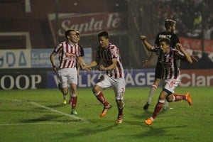 ELLITORAL_172279 |  Pablo Aguirre Buen juego aéreoUna de las virtudes del paraguayo Rolando García Guerreño es su anticipo, defensivo u ofensivo, de cabeza, que no sólo le permite alejar el peligro del área de Nereo Fernández sino también llegar a posiciones de gol en el área de enfrente. O, como en el caso de esta foto, directamente al gol contra Estudiantes en Santa Fe.