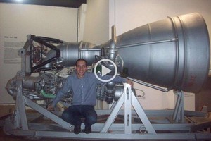 Gentileza N. Falbo Postal de viaje. Falbo, mostrándose con un motor cohete RKK H1, una reliquia de la ciencia espacial rusa.