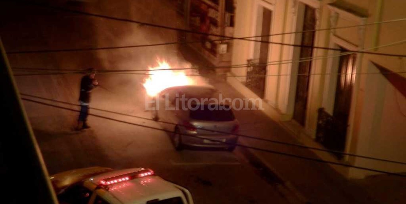 Video: se incendió un auto en pleno centro de Santa Fe