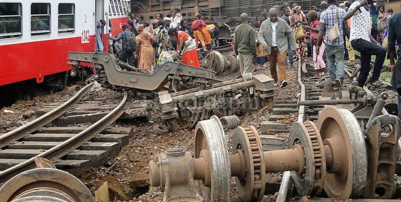 Descarriló un tren en Camerún: 80 muertos
