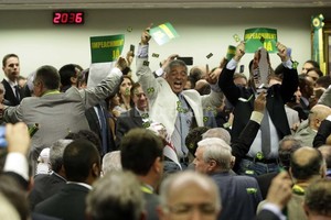 ELLITORAL_149518 |  EFE Diputados opositores al Gobierno brasileño celebran la decisión de la comisión parlamentaria que decidió que hay razones jurídicas para iniciar un juicio político contra la presidenta brasileña, Dilma Rousseff.