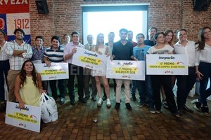 Gentileza Cervecería Santa Fe Los premiados. Franco Cascioni obtuvo el premio mayor con GEA Recycles. El segundo premio fue para Cerveza Zeliak Apta para Celíacos, de Felipe Doldán y Rocío Gabriele, y el tercero para SerBEER de Juan Agustín Martínez y Martín Alejandro Bär.