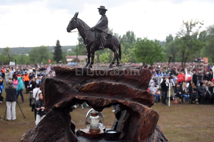 ELLITORAL_163746 |  Télam Más de treinta mil fieles esperaron bajo la lluvia en las tierras de Brochero la ceremonia de canonización del primer Santo argentino.