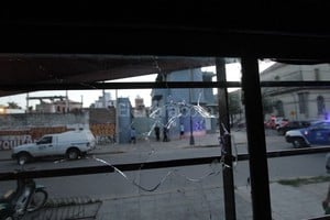 Pablo Aguirre La magnitud de la explosión dañó los cristales de un comercio vecino.