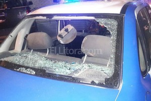 ELLITORAL_154545 |  El Litoral Tras el suceso, varias personas atacaron con piedras y a patadas los vehículos policiales.