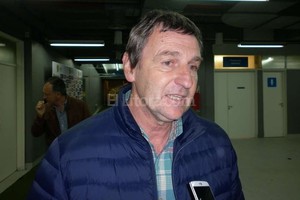 ELLITORAL_131364 |  El Litoral En la Feliz, no tan feliz. Víctor Godano en el vestuario del estadio José María Minella, en la espléndida tarde de ayer en Mar del Plata. Se fue conforme con la mejoría del equipo y habló de su decisión de irse del club.