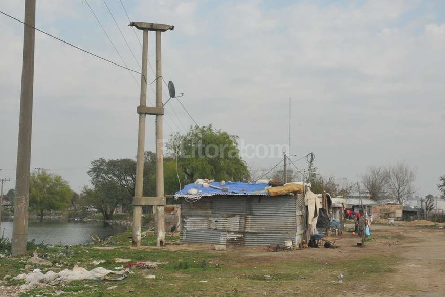 ELLITORAL_158404 | Guillermo Di Salvatore Conectados. Este rancho tiene energía eléctrica y una antena satelital que ubicó su ocupante sobre una columna de energía.