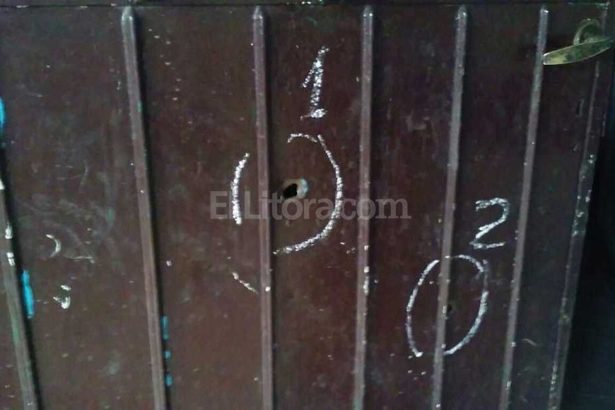 ELLITORAL_154094 | Danilo Chiapello Dos balazos perforaron la puerta de la casa de Santiago de Chile 1100 e impactaron en el cuerpo de la mujer.