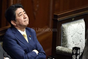 EFE El primer ministro nipón, Shinzo Abe, asiste al debate del paquete de reformas legales para fortalecer y permitir que el Ejército pueda actuar fuera del país.