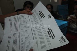 Flavio Raina Los maestros votan en todas las escuelas públicas. Los resultados se volcarán en la pizarra de Amsafe, mañana a la siesta.