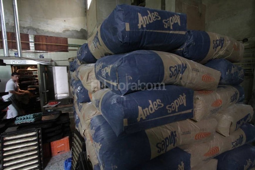 ELLITORAL_139064 | PREVÉN UN AUMENTO DEL PAN. A raíz de la expectativa de lo que pueda pasar con el tipo de cambio a partir de un nuevo gobierno nacional y de la estrategia que asumirá en la comercialización de los productos del campo -sorgo, maíz y trigo- se ha abierto una puerta en la que los productores saben que el trigo va a aumentar a partir de diciembre , dijo René Mangiaterra, presidente del Molino Matilde. Esta semana, panaderos locales advirtieron que el precio podría incrementarse 10% en los próximos días.