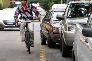 ELLITORAL_166842 |  Mauricio Garín / El Litoral Los ciclistas deben zigzaguear entre los vehículos mal estacionados.