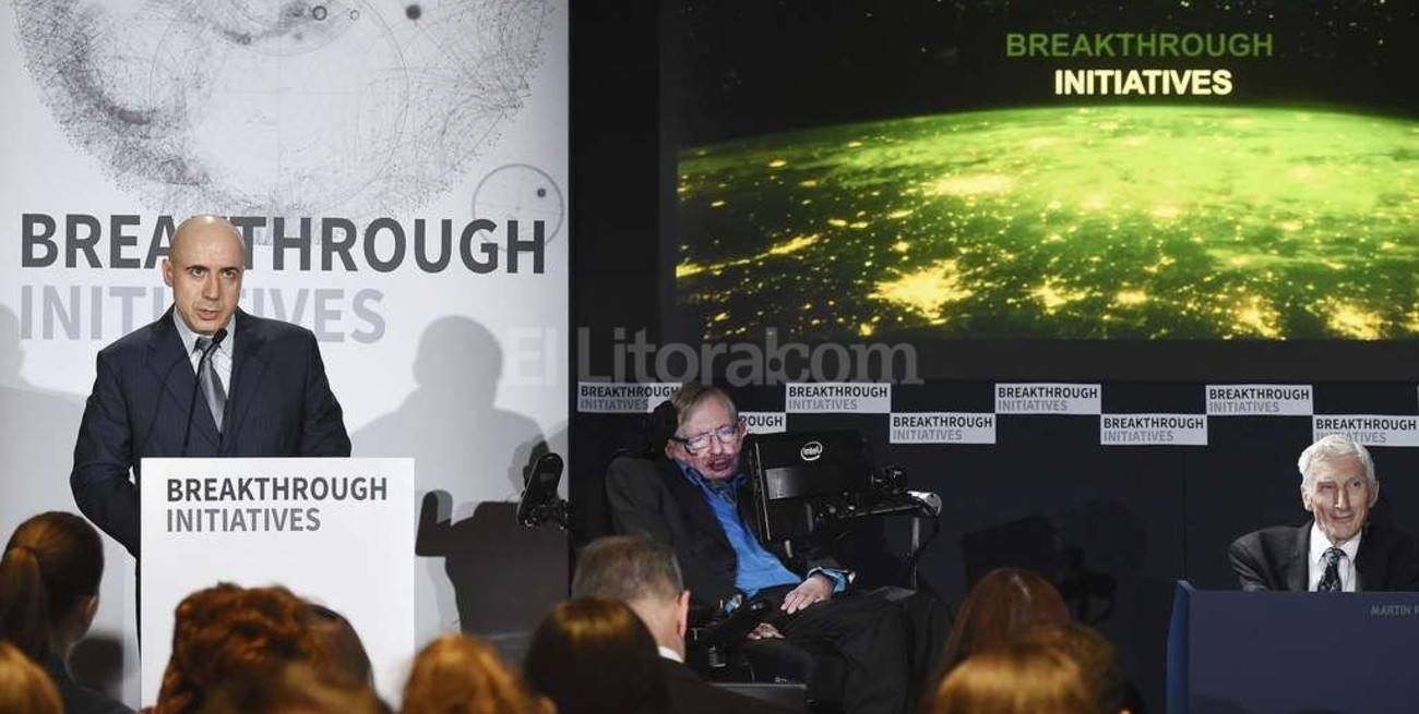 Con un proyecto de Stephen Hawking buscarán vida extraterrestre  
