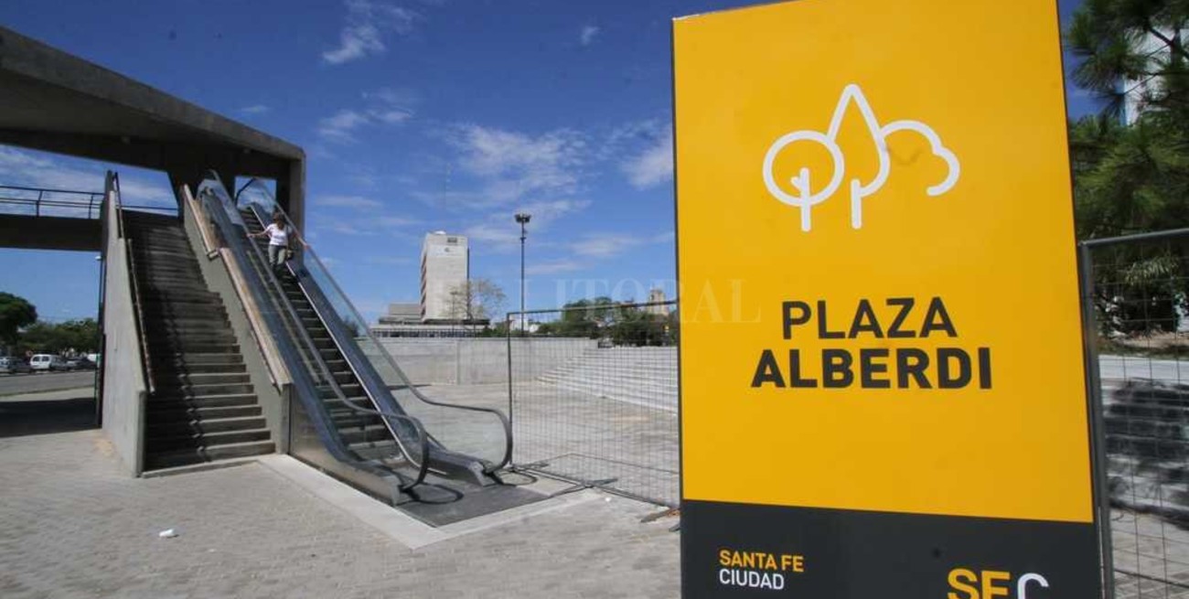 Plaza Alberdi: colocan la capa de tierra y pondrán césped "bermuda"