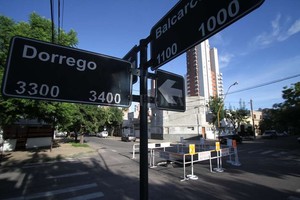 ELLITORAL_171773 |  Pablo Aguirre Precaución. Quienes transiten la zona deben evitar circular por esta esquina, donde operarios de Aguas Santafesinas tenían previsto iniciar hoy los trabajos de reparación.