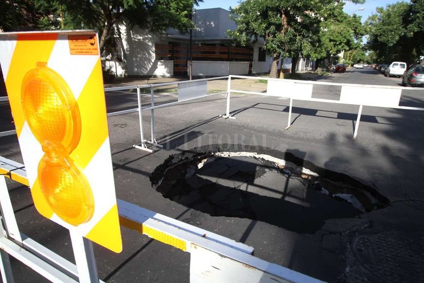 ELLITORAL_171774 | Pablo Aguirre Curiosa. Escuché en la radio y me vine a ver, dijo esta vecina de barrio Candioti Sur, que se acercó hasta el socavón .