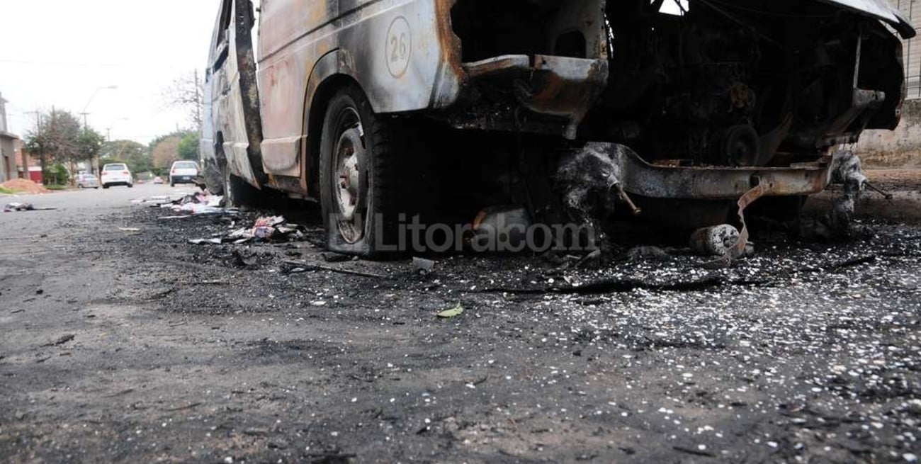 Quema-coches: incendiaron una camioneta en Guadalupe Oeste