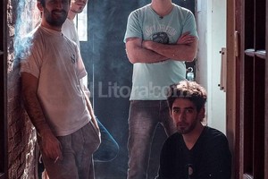 Damián Gallo Nitroplan está integrada por Tato Pastor, en voces; Nicolás Yozía, en guitarra y coros; Fernando Piedrabuena, en batería; y Cristian Giunta, en bajo y coros.