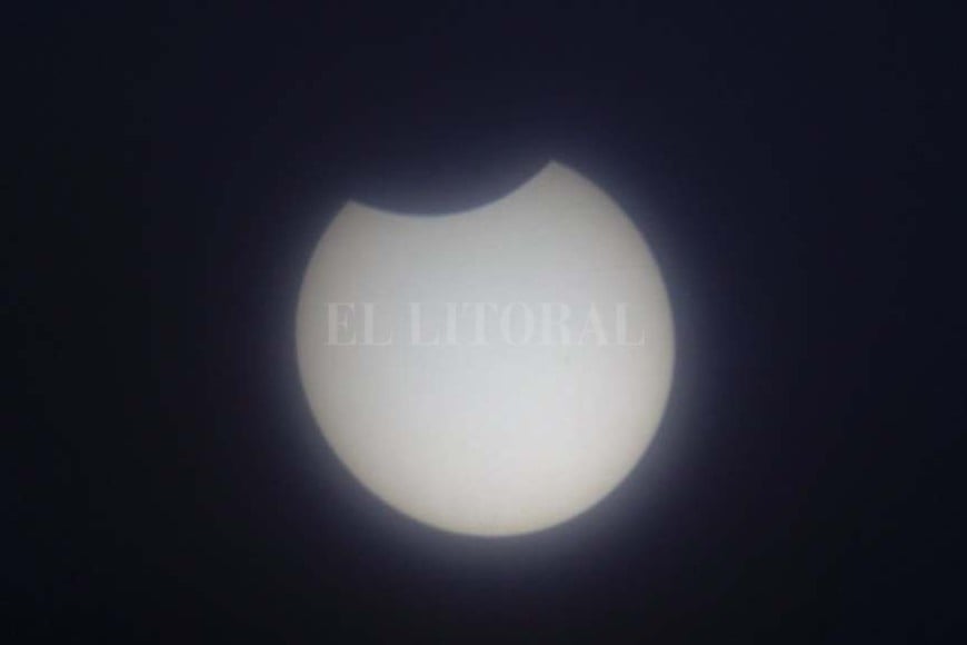 ELLITORAL_174236 |  Twitter Asi se ve el eclipse en La Rioja utilizando un telescopio reflejando la luz en papel.