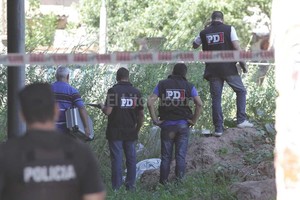 ELLITORAL_144787 |  Mauricio Garín Personal especializado de la Policía de Investigaciones examinó la escena del crimen en busca de rastros.