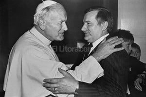 El Litoral Lech Walesa es recibido por Juan Pablo II. La imagen se repitió varias veces durante la décadas y fue una de las que más hizo por el fin del comunismo.