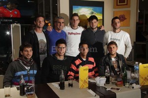 Mauricio Garín La banda tatengue. Leandro Chichizola pasó por Santa Fe y sus amigos de las inferiores de Unión lo agasajaron en el rincón de la Pastelería de Gladys, en La Citi Sport. Santiago Zurbriggen, Gustavo Nepote, Chichi , Jehiel Romitti e Iván Monzón (parados); Agustín Rodríguez, Daniel Cabrera, Nicolás Iparraguirre y Nicolás Bruna (sentados).