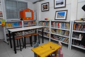 ELLITORAL_125965 |  Flavio Raina Un espacio para los lectores. Fundación Bica también tiene en el barrio una biblioteca, que ofrece libros para todas las edades y de distintos géneros.