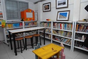 ELLITORAL_125965 |  Flavio Raina Un espacio para los lectores. Fundación Bica también tiene en el barrio una biblioteca, que ofrece libros para todas las edades y de distintos géneros.