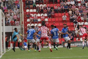 ELLITORAL_166466 |  Luis Cetraro Soldano ya cabeceó y Unión empieza a ganar.