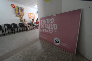 MAURICIO GARIN Muestreo. En noviembre, las profesionales del Centro de Salud detectaron que el 90 % de los nenes analizados en el jardín de infantes y en el CAF tenían amebas, giardias y oxiuros, entre otros.