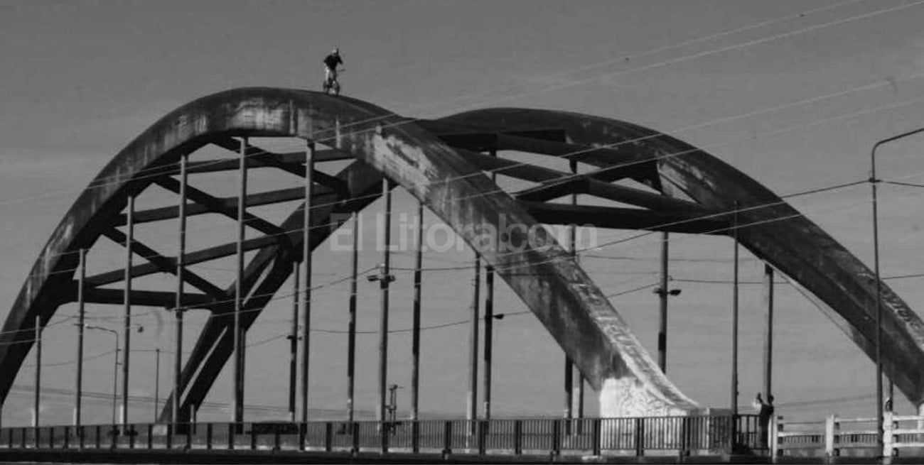 Imprudencia BMX: un joven cruzó en bici el arco del Puente Carretero