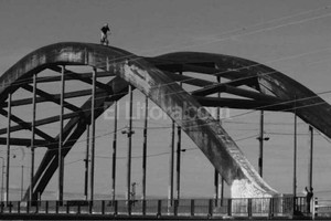ELLITORAL_129581 |  Facebook ¿Adrenalina? Nicolás Sebastián sobre uno de los arcos del Puente Carretero.