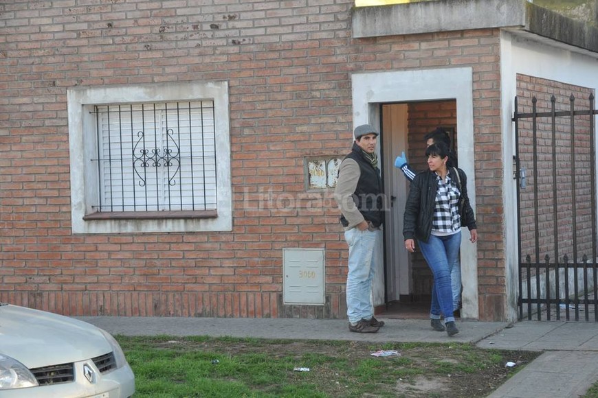 ELLITORAL_161511 |  Flavio Raina Desde el mismo inmueble, los pesquisas incautaron prendas policiales, portaesposas y municiones calibre 9 mm y 22.