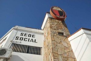 AMENAZAS A UN ALTO DIRECTIVO DE COLON. La situación interna del Club Colón es realmente delicada. A la seguidilla de renuncias de directivos y a la posibilidad de adelantar las elecciones, se suman amenazas contra dirigentes. En este caso, la víctima fue Sergio Villanueva, un hombre muy cercano al presidente Víctor Godano. Por fuentes policiales se supo que desconocidos realizaron pintadas en su domicilio particular, a lo que se sumaron amenazas telefónicas que, inclusive, alteraron la vida familiar. No es el primer caso con estas características y no sería el único dirigente que sufre  aprietes  en estos momentos.