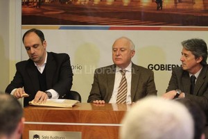 Pablo Aguirre Bromas y formalidades. En la Casa Gris, esta mañana coincidieron el gobernador Miguel Lifschitz y el intendente José Corral (junto al ministro de Infraestructura José Garibay). Lifschitz le recordó al presidente de la UCR que es radical el concejal que criticó al Senado.