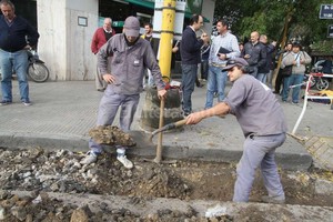 Guillermo Di Salvatore Bacheos. Personal municipal trabaja en Bv. Gálvez y Avellaneda. El pedido de endeudamiento despertó los cuestionamientos de la oposición en el Concejo.