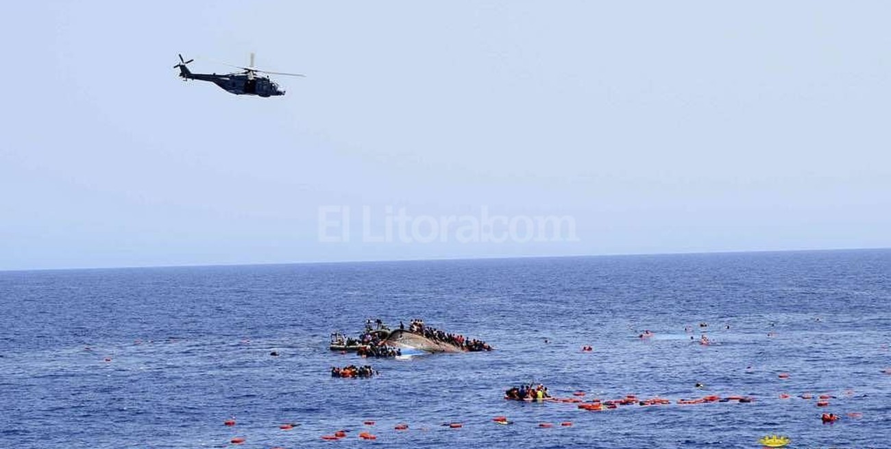 Difunden imágenes del naufragio de un bote con más de 500 inmigrantes libios