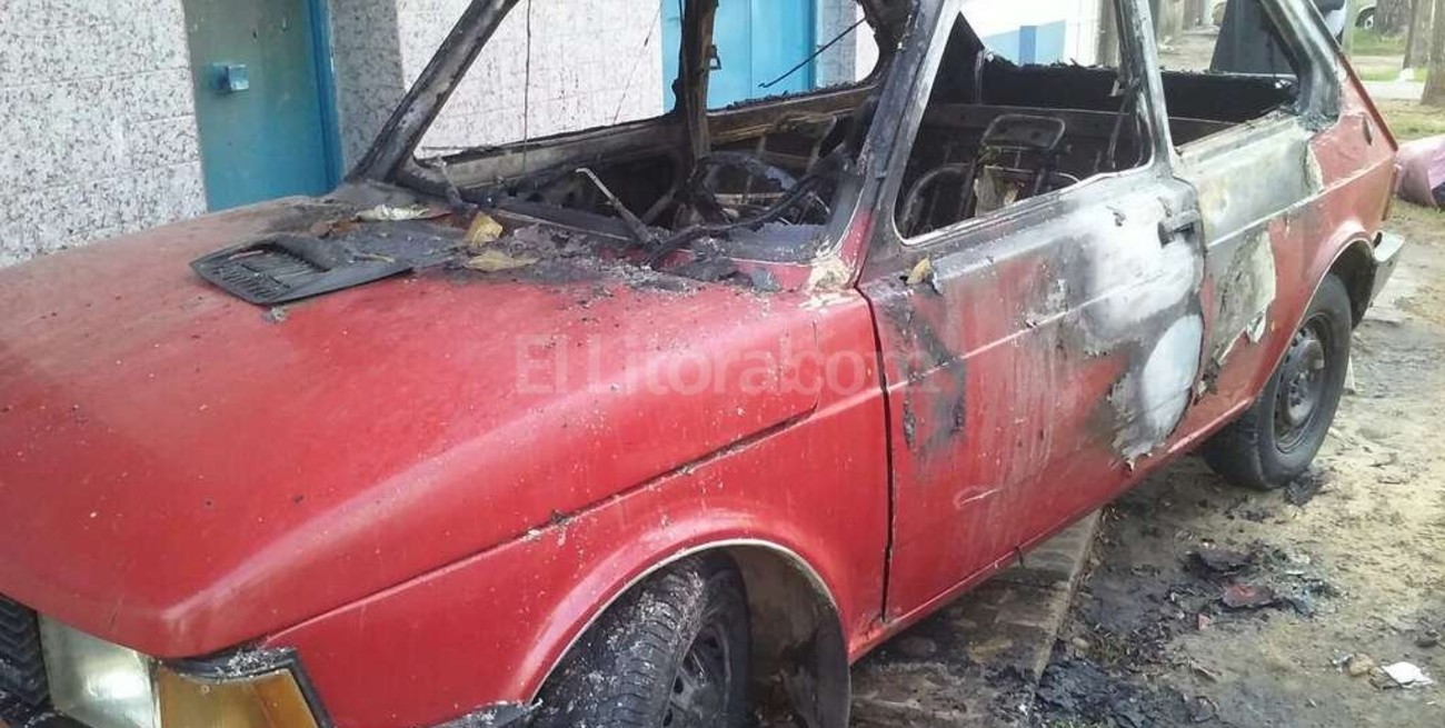 Auto quemado en Altos del Valle